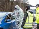 Slovensk� policie kontroluje v souvislosti s koronavirem auta na p��jezdu z...