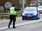 Slovensk policie kontroluje v souvislosti s koronavirem auta na pjezdu z...