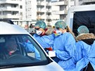 Kontroly pacient picházejících do areálu nemocnice v Uherském Hraditi.