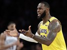 LeBron James z LA Lakers se hádá s rozhodím.