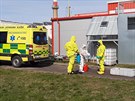 Dekontaminaci královéhradeckých zdravotnických záchraná zajiují hasii.