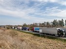 Kolona kamion se thla od hranic v Nchod a do Jarome (17. 3. 2020).