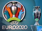 EURO 2020 - logo ampionátu a trofej pro vítze mistrovství Evropy.