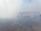 S požárem lesa u obce Hošťálkovy bojovali hasiči šest hodin. Oheň zapálil drát...