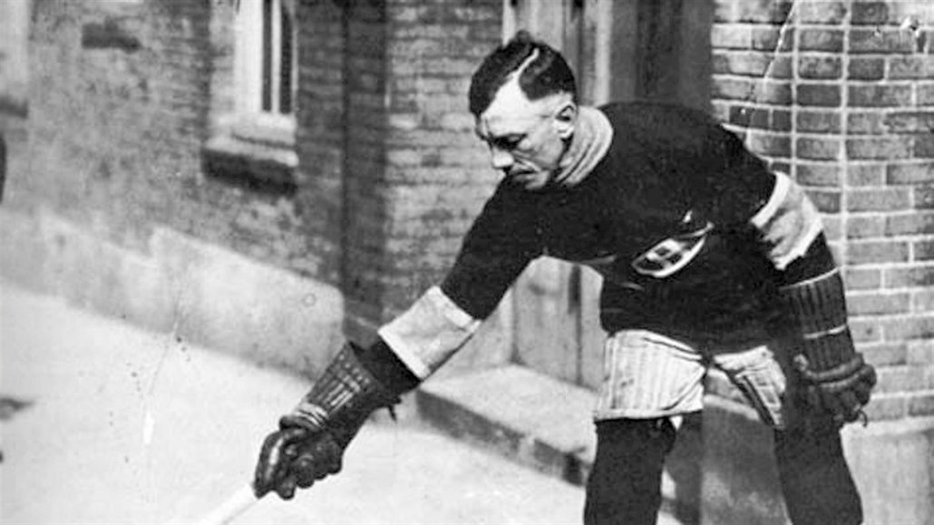 Hokejista Joe Hall v roce 1917