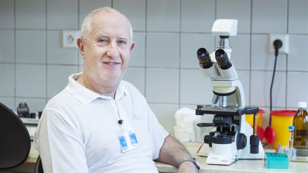 Petr Ježek, primář laboratoře klinické mikrobiologie a parazitologie nemocnice...