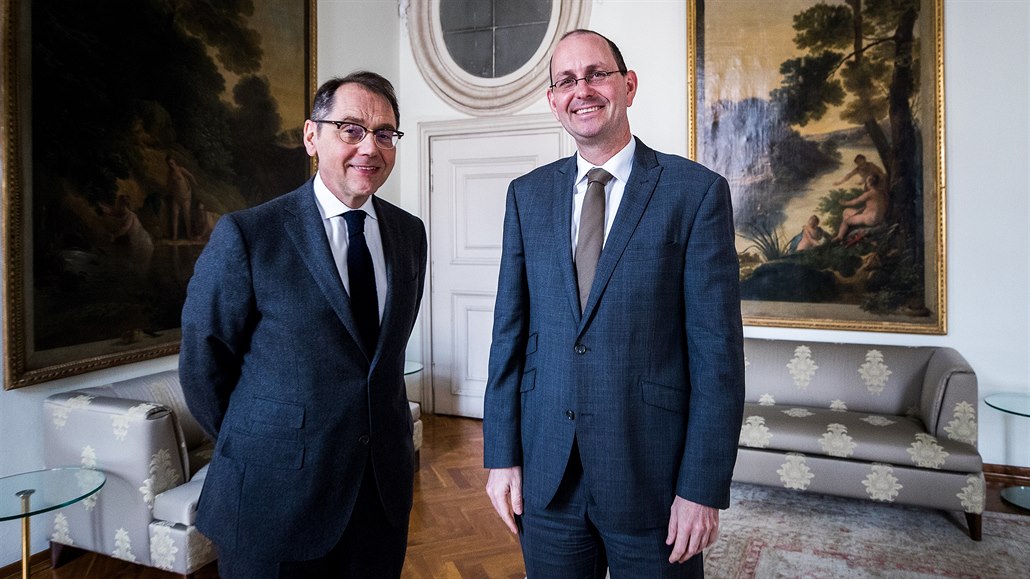 Nmecký velvyslanec v R Christoph Israng (vpravo) a francouzský velvyslanec v...