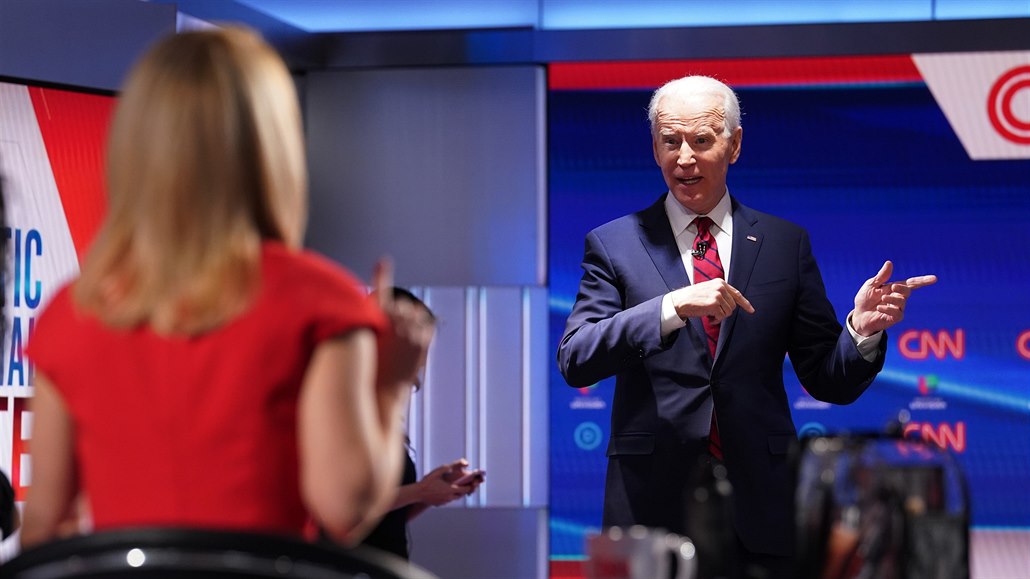 Prezidentský kandidát Joe Biden ped televizní debatou. (18. bezna 2020)