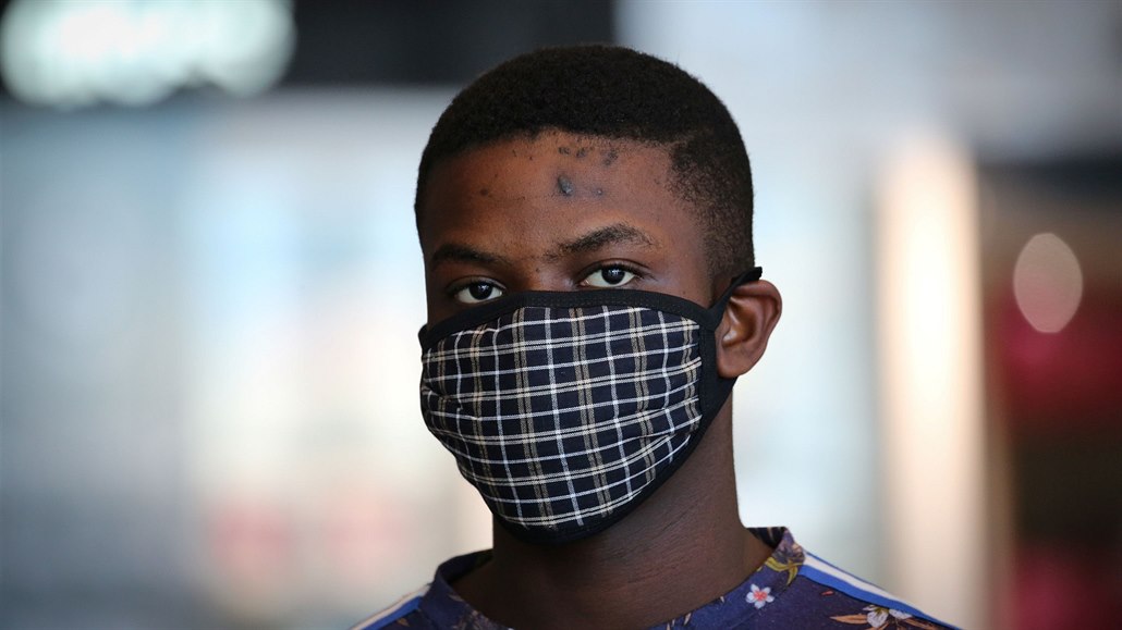 Cestující s ochrannou maskou prochází mezinárodním letištěm v Kapském Městě....