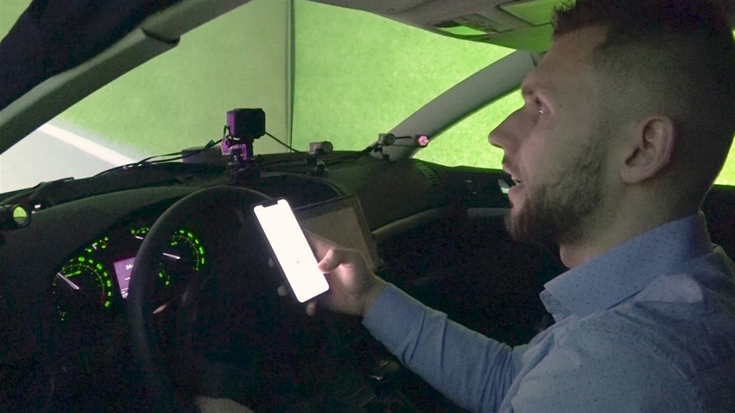 Jízda poslepu, slalom i brzdění. Tak se chovají řidiči s mobilem