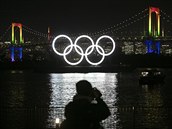 Rozzářené olympijské kruhy v Tokiu.
