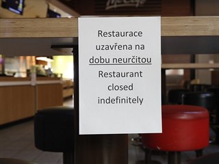 Zavřené restaurace v pražském obchodním centru Palladium. (13. března 2020)