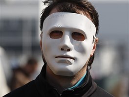 Mu v karnevalové masce na ulici v Mladé Boleslavi. (18. bezna 2020)
