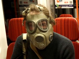 V metru se jezdilo také v plynových maskách.