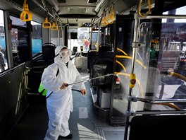 Tureck pracovnk kvli pandemii koronaviru dezinfikuje autobus v Istanbulu....
