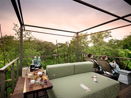 Na terase si mohou hosté vychutnat nápoje pi západu slunce a veei pod...