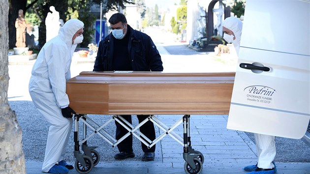 Pohřeb oběti nemoci COVID-19 v Bergamu (16. března 2020)