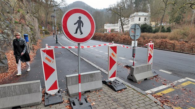 Nestabiln, zsti skalnat svah ve Slovensk ulici v Karlovch Varech.