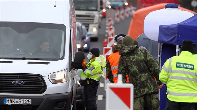 Na hrani�n�m p�echodu Pomez� - Schirnding se tvo�ily fronty. (13. b�ezna 2020)