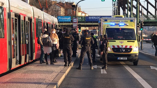 Policie musela pout stelbu pi zsahu v tramvaji na prask Vtoni. (18. bezna 2020)