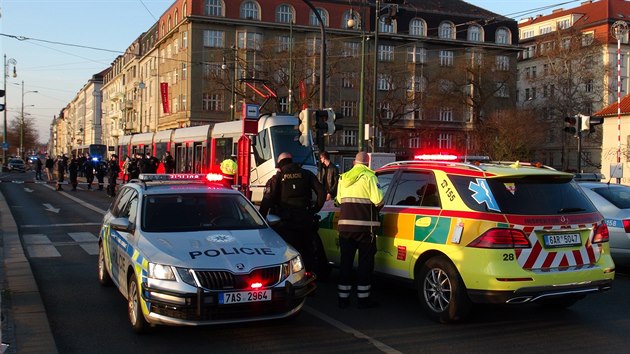 Na Vtoni policist pi zsahu pouili stelbu. (18. bezna 2020)