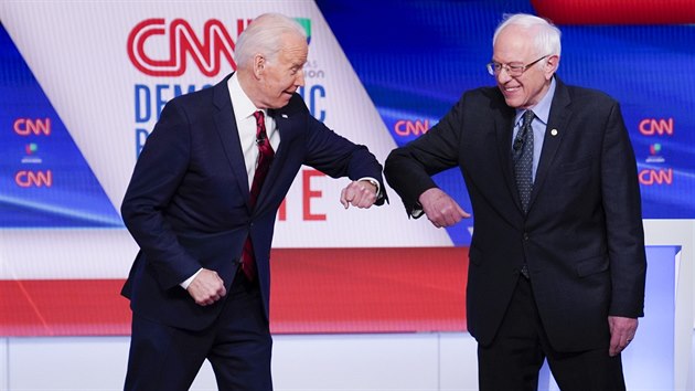 Joe Biden a Bernie Sanders se zdrav ped debatou. Kvli en koronaviru se pouze dotkli lokty. (15. bezna 2020)