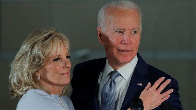 Demokratick kandidt Joe Biden se svou enou Jill pi pedvolebn ei v Philadelphi (10. bezna 2020)