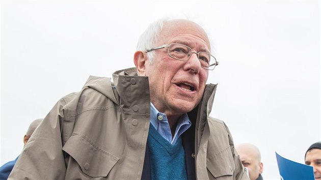 Bernie Sanders se zdrav se svmi pznivci na pedvolebnm mtinku v Michiganu. (10. bezna 2020)