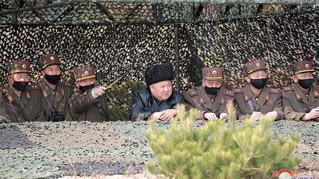 Severokorejsk vdce Kim ong-un ve tvrtek dohlel na vojensk cvien. (12. bezna 2020)
