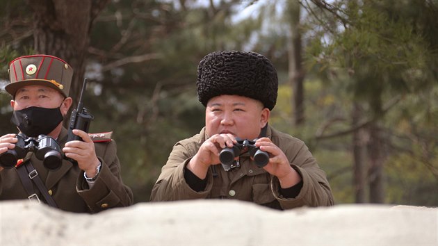 Severokorejsk vdce Kim ong-un ve tvrtek dohlel na vojensk cvien. (9. bezna 2020)