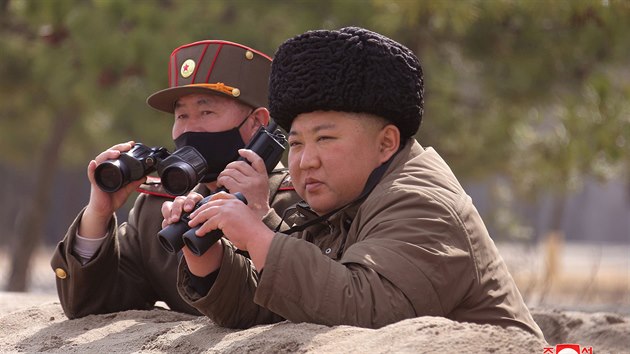 Severokorejsk vdce Kim ong-un dohlel na vojensk cvien. (9. bezna 2020)