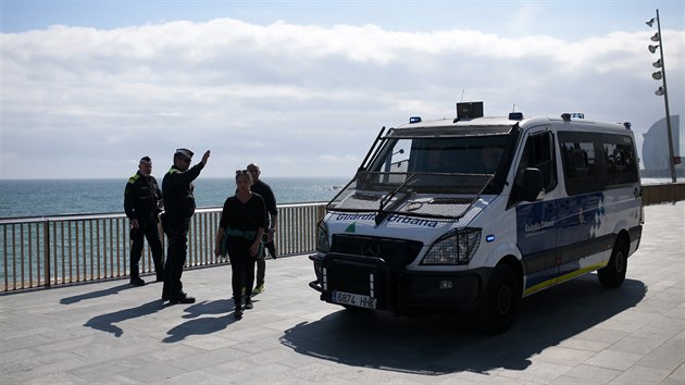 Barcelonsk policie brn lidem ve vstupu na pl. (15. bezna 2020)