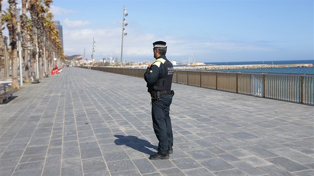 Barcelonsk policie brn kvli koronaviru lidem ve vstupu na pl. (15. bezna 2020)