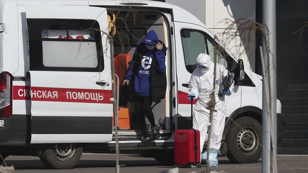 Zdravotník v Moskvě pomáhá ženě s podezřením na koronavirus. (17. března)