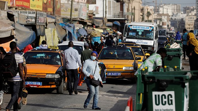 Lid v roukch prochzej po ulici v Dakaru, hlavnm mst Senegalu. (18. bezna 2020)