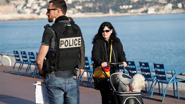 Policie kontroluje lidi na ulicích v francouzském městě Nice. (18. března 2020)