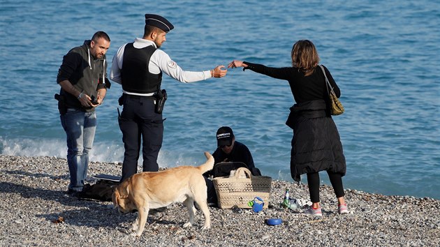 Policie kontroluje lidi na pli ve francouzskm mst Nice. (18. bezna 2020)