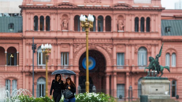 Lid se prochzej ped prezidentskm palcem v argentinskm hlavnm mst Buenos Aires. (17. bezna 2020)
