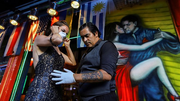 Tanenice s roukou a tanenk v gumovch rukavicch pedvdj v argentinskm Buenos Aires tango. (17. bezna 2020)