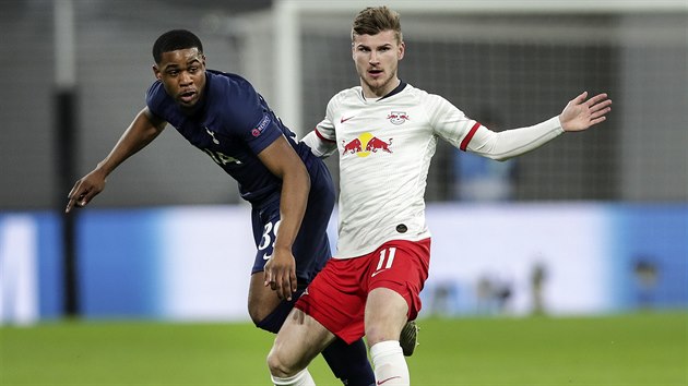 Timo Werner z Lipska (v blm) vyhl balon spolen s Japhetem Tangangou z Tottenhamu.