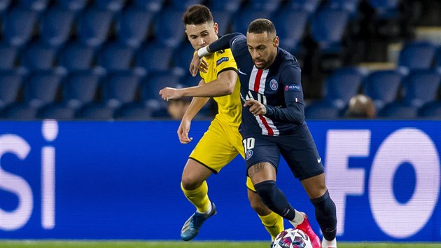 Neymar (PSG) vede m, sleduje ho Raphael Guerreiro z Dormundu.