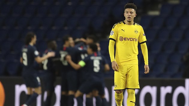 Jadon Sancho z Dortmundu smutn pot, co jeho tm inkasoval podruh v zpase proti PSG.