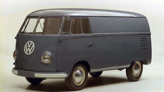 Prvn sriov Volkswagen Transporter sjel z vrobn linky ve Wolfsburgu 8. bezna 1950.