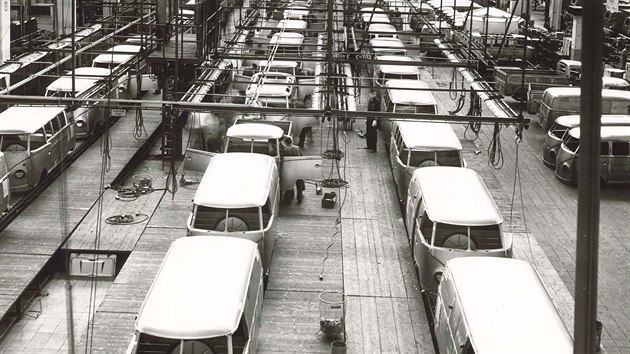 Prvn sriov Volkswagen Transporter sjel z vrobn linky ve Wolfsburgu 8. bezna 1950.