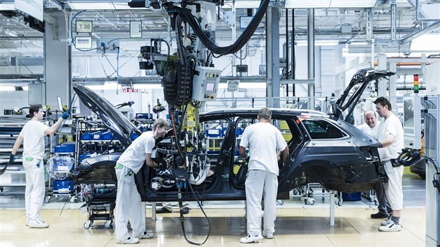 Průmyslová produkce v červenci zpomalila meziroční růst na sedm procent z červnových 11,1 procenta. Za relativně vysokým růstem je však nízká srovnávací základna z loňska, výrobcům stále chybějí součástky. Meziroční růst v červenci zpomalil i u stavební výroby. Automobilka Toyota Motor Manufacturing v pondělí obnoví výrobu, bude ale omezená. 