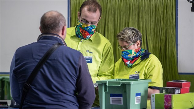 Pracovnci Alzy pouvaj v prci rouky. (13. bezna 2020)