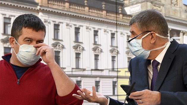 Premiér Andrej Babiš (vpravo) a ministr vnitra a vicepremiér Jan Hamáček v ochranných rouškách na tiskové konferenci po mimořádném zasedání vlády k situaci kolem šíření koronaviru. (17. března 2020)