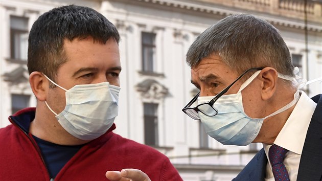 Premiér Andrej Babiš (vpravo) a ministr vnitra a vicepremiér Jan Hamáček v ochranných rouškách na tiskové konferenci po mimořádném zasedání vlády k situaci kolem šíření koronaviru. (17. března 2020)