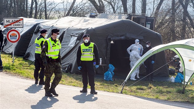 V lokalit Nov Zmky nedaleko Litovle vybudovala v noci vojensk policie mobiln msto pro kontroln odbry potenciln nakaench obyvatel nemoc COVID-19 z uzaven oblasti zahrnujc msto Litovel, Uniov a devatenct dalch obc. (19. bezna 2020)