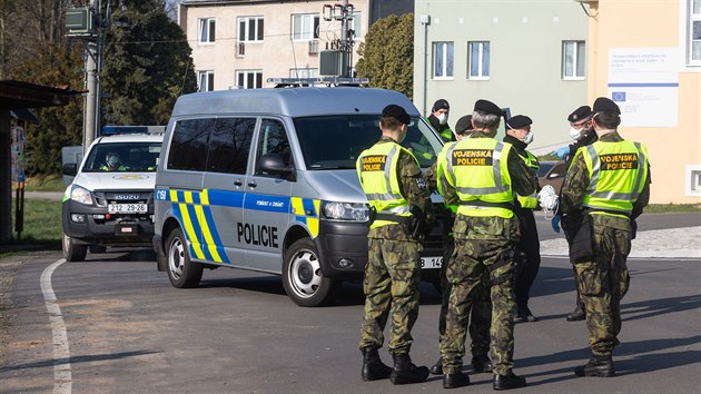 V lokalit Nov Zmky nedaleko Litovle vybudovala v noci vojensk policie mobiln msto pro kontroln odbry potenciln nakaench obyvatel nemoc COVID-19 z uzaven oblasti zahrnujc msto Litovel, Uniov a devatenct dalch obc. (19. bezna 2020)